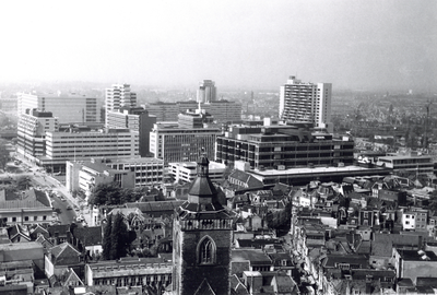 407607 Overzicht van het kantoor- en winkelcentrum Hoog Catharijne te Utrecht, vanaf de Domtoren, met op de voorgrond ...